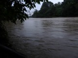 Na een goede dag met regen veranderde de rivier gevaarlijk