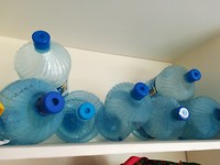 Plastic wegwerp water flessen...water bottles, only to use once.