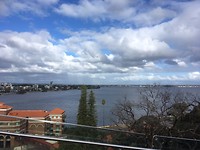 Uitzicht over de Swan River vanuit Kingspark