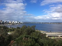 Uitzicht over de Swan River en de binnenstad van Perth