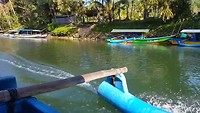Traditioneel door de Green canyon varen naar de waterval.
