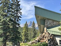 Het bezoekerscentrum van Lake Louise … we komen er dagelijks voor wifi en boekingen
