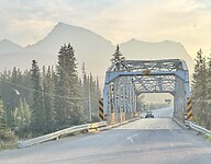 Over de houten brug naar Johnston Canyon