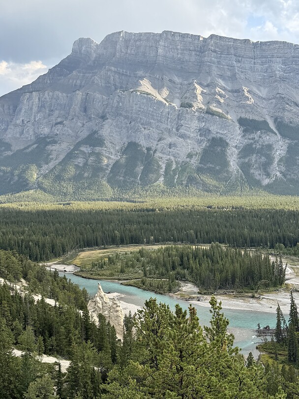 Mount Rundle in de verte, Bow Valley beneden