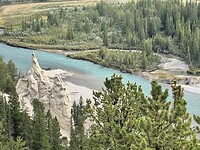 Links de Hoodoo’s (rotspilaren), beneden Bow Valley
