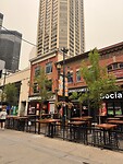 Veel restaurantjes langs Stephen Avenue