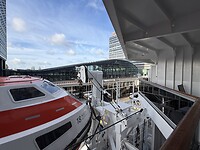 Uitzicht vanaf balkon op het terminal-gebouw