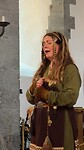 De Noorse gids zingt een Noors volksliedje