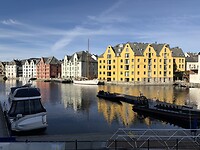Brosundet hotel met huizen ernaast