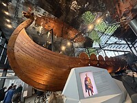 Een replica van het opgegraven grafschip
