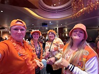Orange party-selfie