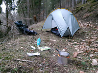 20170226 Mijn eerste hike tentovernachting. Op de voorgrond wordt 'gekookt'.