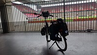 Bikkel geparkeerd aan de rand van de tribunes