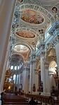Prachtig gerestaureerde fresco's en stucwerk in het plafond van de Dom.