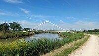 Apart vormgegeven fietsbrug.