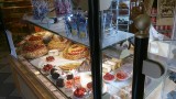 Lekkerbekken bij de bakker na een dag ' water en brood'