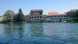 Senioren drijven in de Aare in Olten. Zwitserland