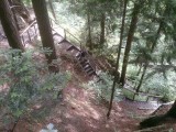 Ed gaat de trappen af.