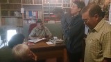Pastoor Gianni checkt of Len pelgrim is