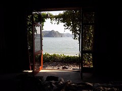 Uitzicht vanuit ons bed op Cat Ong Island