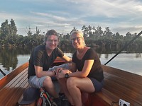 Riviertocht met zonsondergang