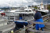Een vissersboot en een yacht
