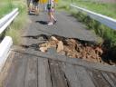 Zandweg zandweg, grindweg grindweg, gat in de weg!