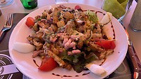 Lauwwarme salade met croutons en gebakken aardappeltjes