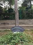 Bordje tussen de planten