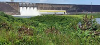 Imponerende waterval van de Afrobaka stuwdam. Schone energie!