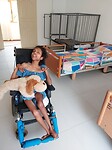 Aartie met haar knuffelhond