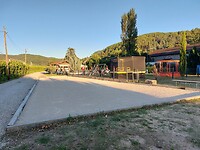 Pétanque, speelveld, zwembad en bar bij de camping