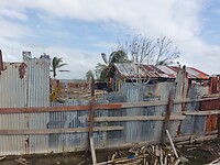 Verroeste ijzeren platen ter bescherming van het huis
