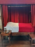 Een bed in de armenzaal