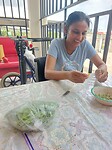 Airien haalt voor mij de boontjes af en snijdt ze hoe dat in Suriname moet!