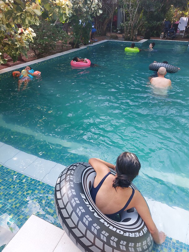 Dobberen in het zwembad van Taman Inde