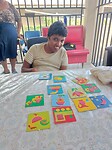 Aartie voelt, herkent en legt vormen in de puzzelplaatjes