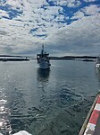 Een schip nadert de haven van Fyrudden
