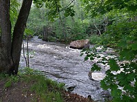 De rivier bij onze camperplaats