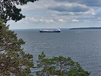 De boot wordt de open zee ingeloodst