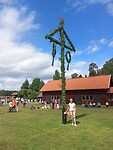Even poseren onder de midsommarstäng