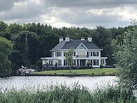 Oude villa aan het water