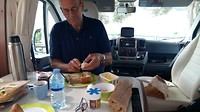 We moeten ook wel eens in de camper ontbijten, ook mooi!!
