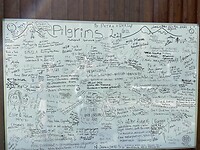 Al twee jaar schrijven langslopende pelgrims hier hun naam bij. Waar staan de onze?