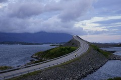 Eenzame fietser om 23: 00 op Atlantic road