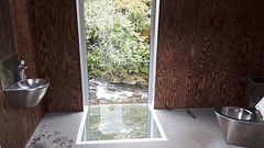 Skjerrsfossen Viewpoint toilet boven beek/ waterval