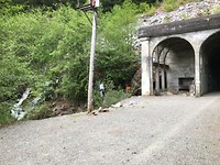 Uitgang tunnel naast waterval