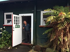 Cees sluit de deur van hotel Dunhollie