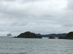 Groot cruise-schip in de baai