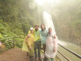 De fantastic 4 bij een regenachtige waterval